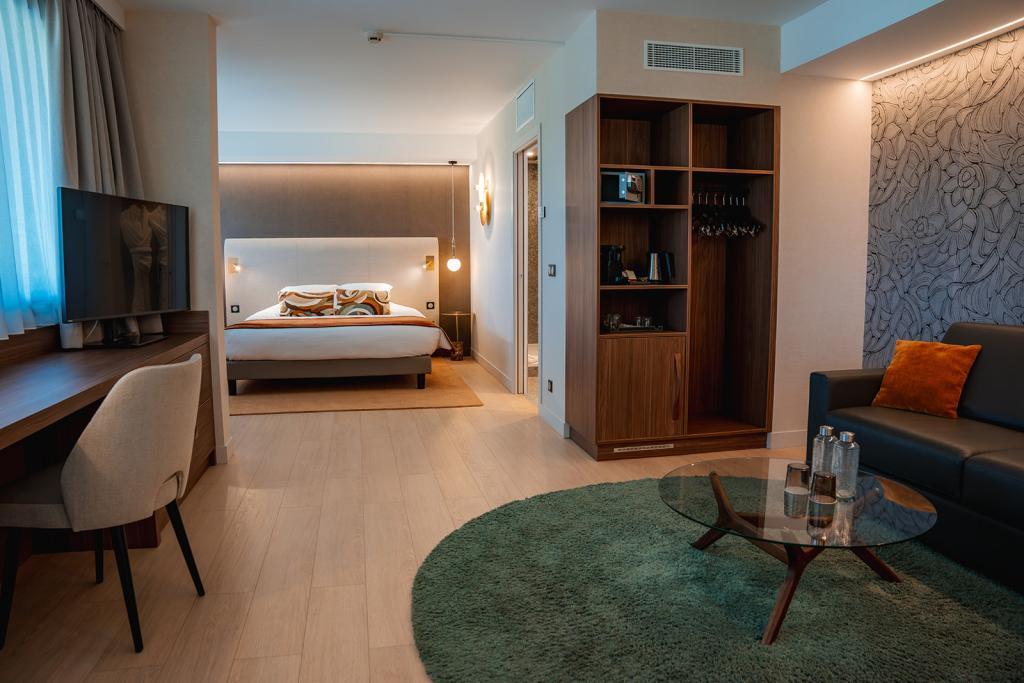 Chambre salon et canapé lit à l'Hôtel Metz Technopole