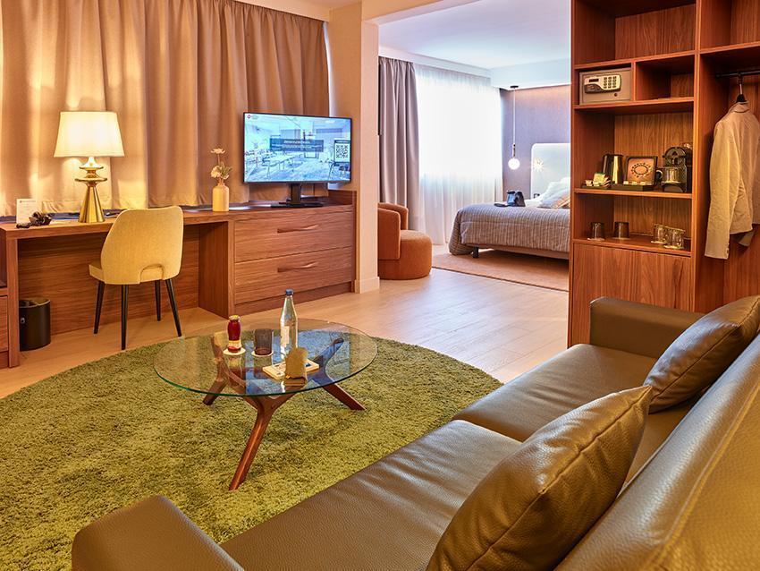 Chambre salon et canapé lit à l'Hôtel Metz Technopole