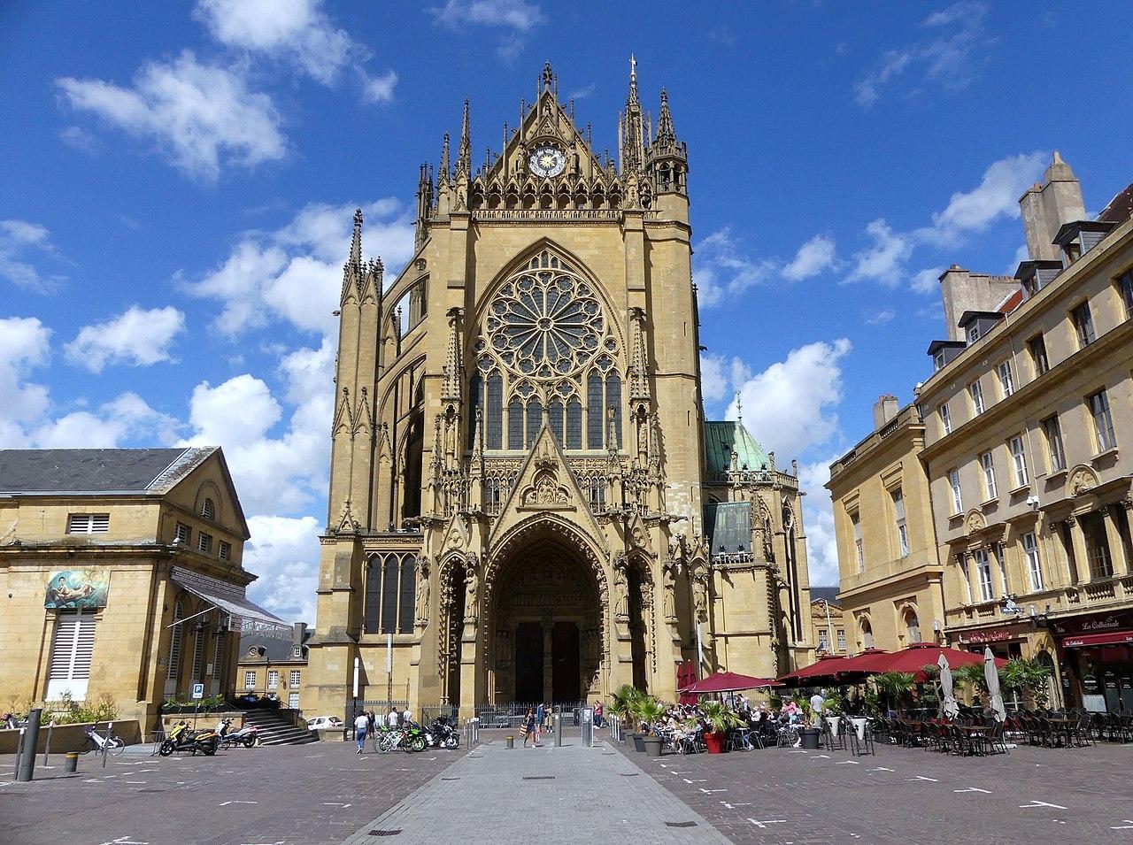 Façade sud et parvis de la cathédrale de Metz